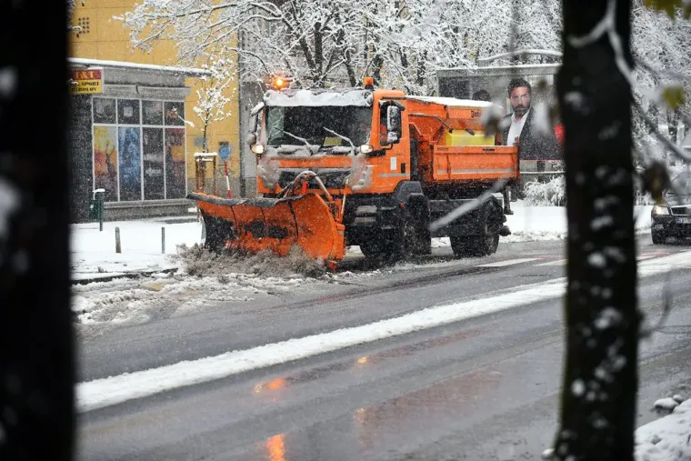 Snijeg je nije zaustavio: Mlada Karlovčanka ukrala pažnju u chic zimskoj kombinaciji