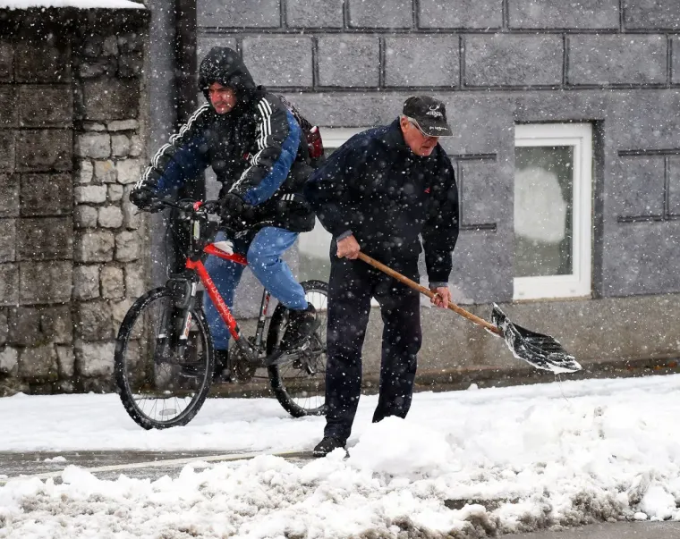 Snijeg je nije zaustavio: Mlada Karlovčanka ukrala pažnju u chic zimskoj kombinaciji