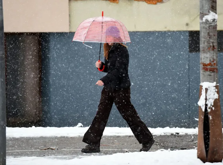 Snijeg je nije zaustavio: Mlada Karlovčanka ukrala pažnju u chic zimskoj kombinaciji
