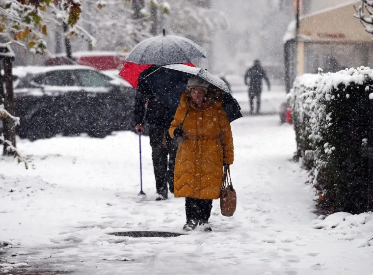 Snijeg je nije zaustavio: Mlada Karlovčanka ukrala pažnju u chic zimskoj kombinaciji