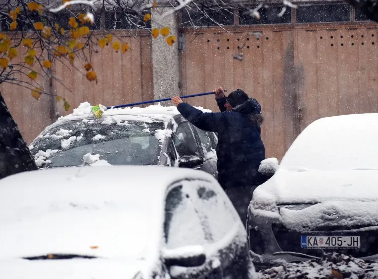 Snijeg je nije zaustavio: Mlada Karlovčanka ukrala pažnju u chic zimskoj kombinaciji