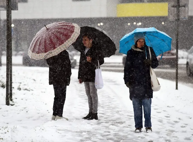 Snijeg je nije zaustavio: Mlada Karlovčanka ukrala pažnju u chic zimskoj kombinaciji