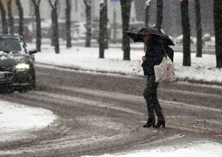 Snijeg je nije zaustavio: Mlada Karlovčanka ukrala pažnju u chic zimskoj kombinaciji