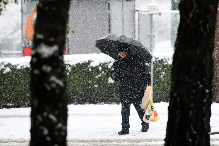 Snijeg je nije zaustavio: Mlada Karlovčanka ukrala pažnju u chic zimskoj kombinaciji
