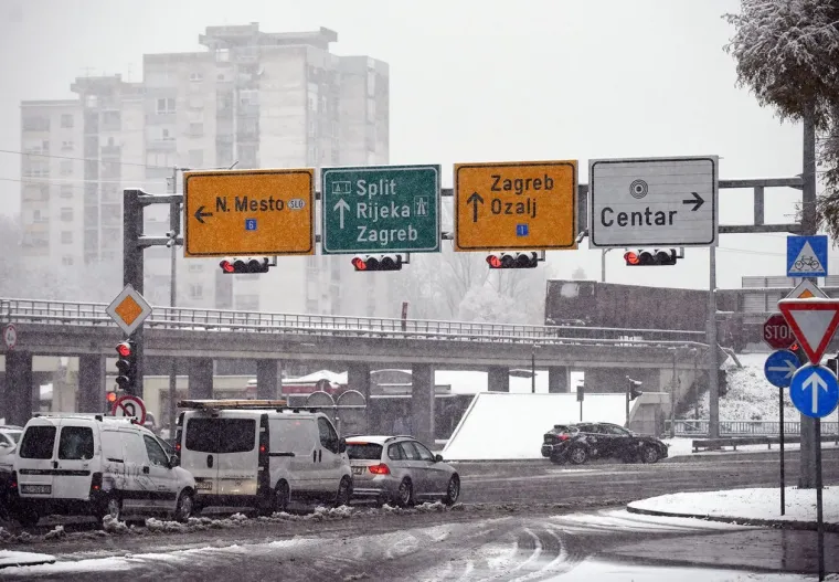 Snijeg je nije zaustavio: Mlada Karlovčanka ukrala pažnju u chic zimskoj kombinaciji
