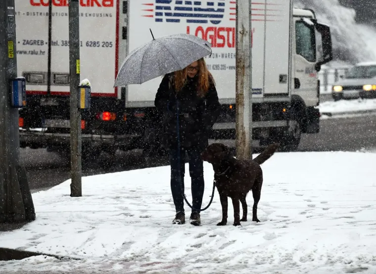 Snijeg je nije zaustavio: Mlada Karlovčanka ukrala pažnju u chic zimskoj kombinaciji