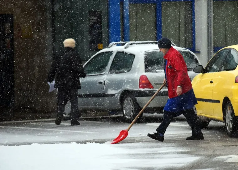 Snijeg je nije zaustavio: Mlada Karlovčanka ukrala pažnju u chic zimskoj kombinaciji