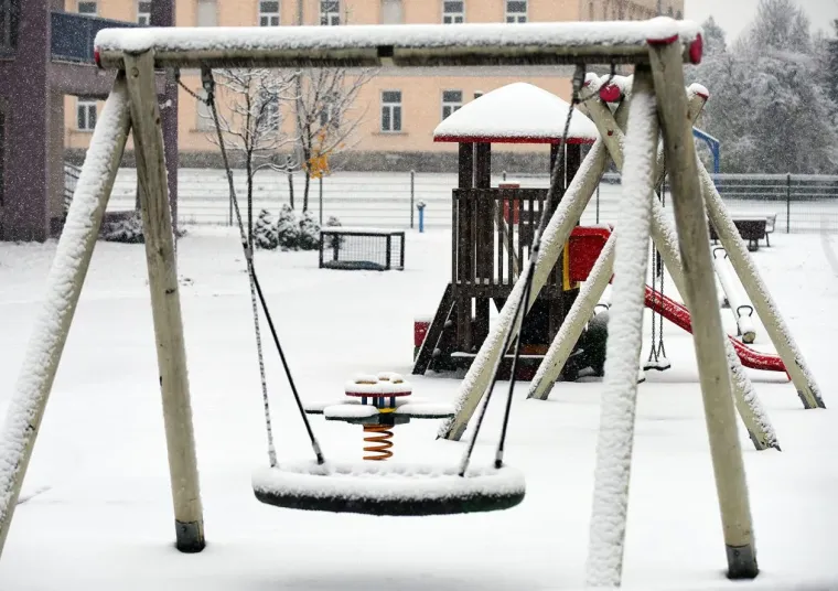 Snijeg je nije zaustavio: Mlada Karlovčanka ukrala pažnju u chic zimskoj kombinaciji