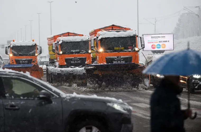 Snijeg je nije zaustavio: Mlada Karlovčanka ukrala pažnju u chic zimskoj kombinaciji