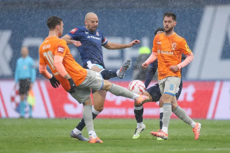 Dinamo u snježnim uvjetima predstavio novi dres, a dva hrabra Boysa ukrala pažnju