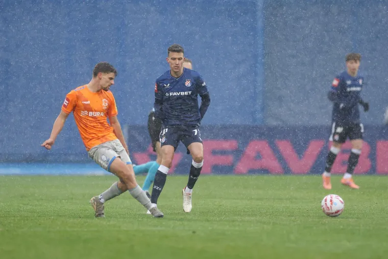 Dinamo u snježnim uvjetima predstavio novi dres, a dva hrabra Boysa ukrala pažnju