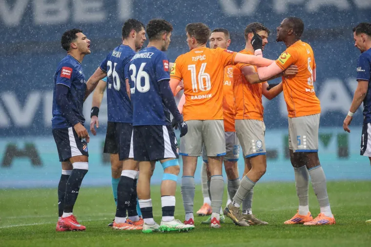 Dinamo u snježnim uvjetima predstavio novi dres, a dva hrabra Boysa ukrala pažnju