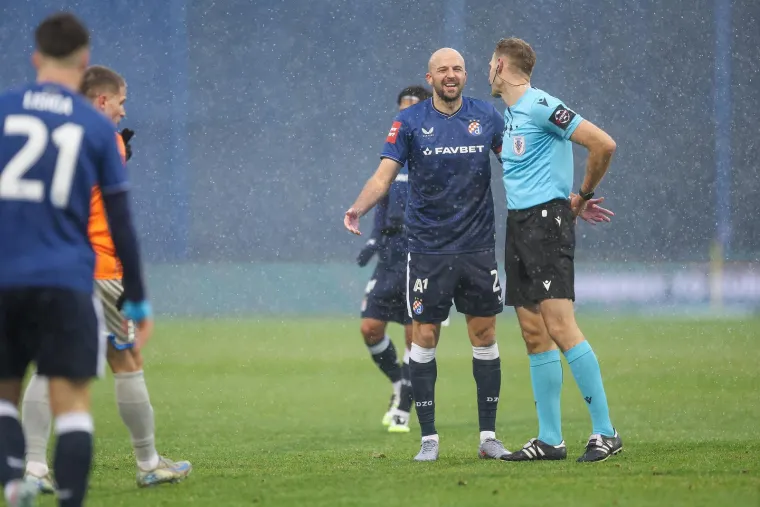 Dinamo u snježnim uvjetima predstavio novi dres, a dva hrabra Boysa ukrala pažnju