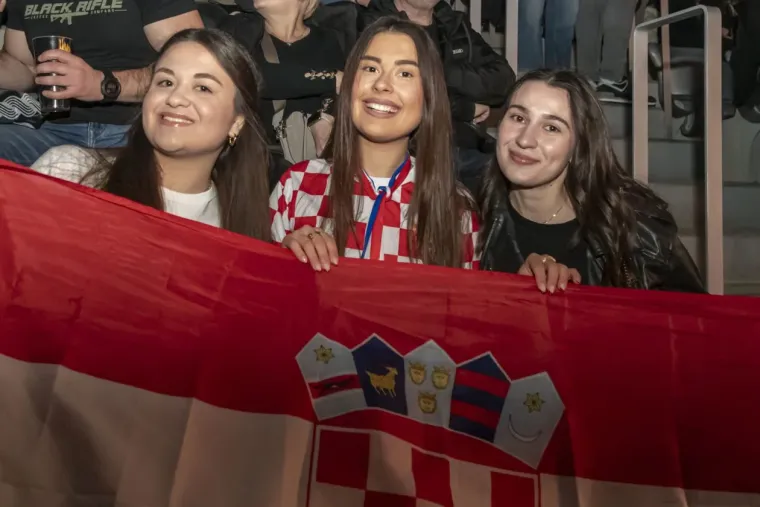 Legice i lege u ekstazi na Thompsonovom koncertu: Natpis na jednoj zastavi će vas nasmijati