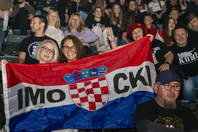 Legice i lege u ekstazi na Thompsonovom koncertu: Natpis na jednoj zastavi će vas nasmijati