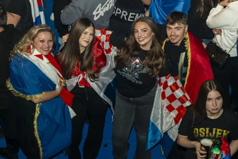 Legice i lege u ekstazi na Thompsonovom koncertu: Natpis na jednoj zastavi će vas nasmijati