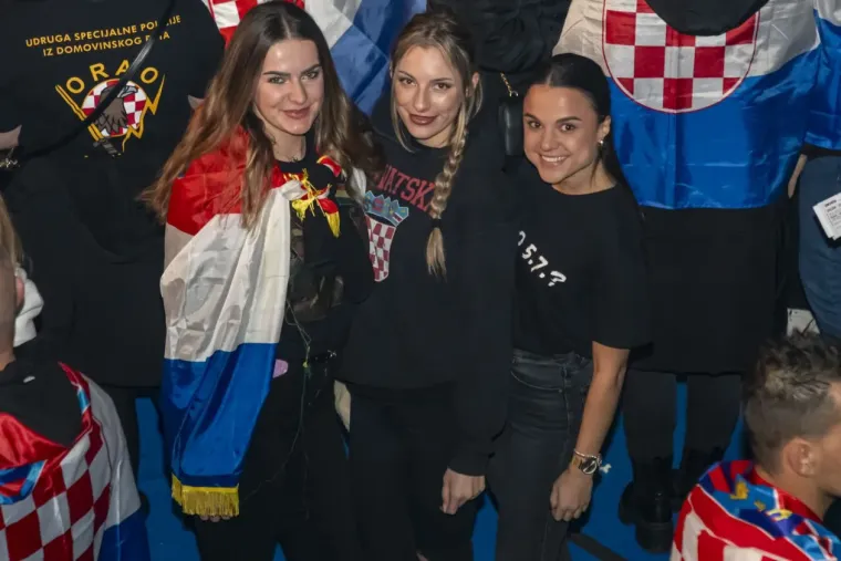 Legice i lege u ekstazi na Thompsonovom koncertu: Natpis na jednoj zastavi će vas nasmijati