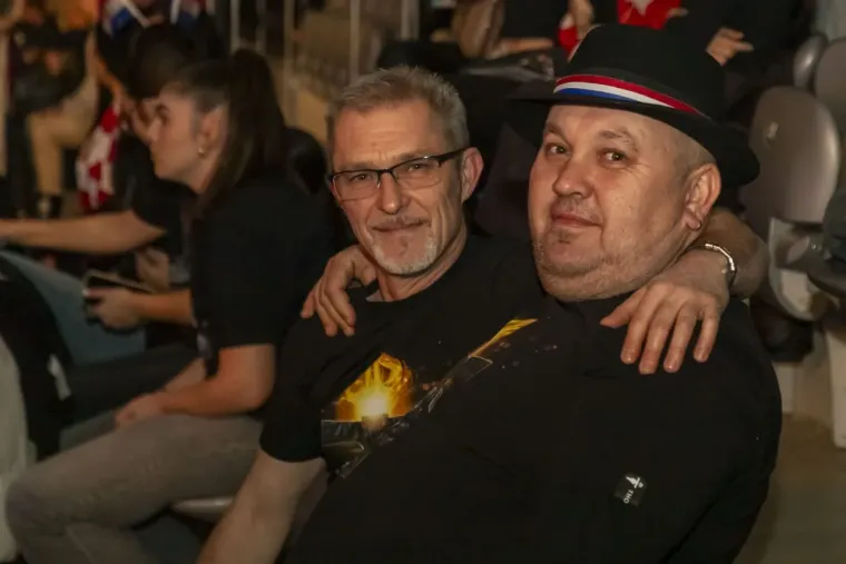 Legice i lege u ekstazi na Thompsonovom koncertu: Natpis na jednoj zastavi će vas nasmijati