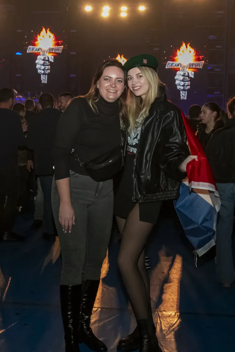 Legice i lege u ekstazi na Thompsonovom koncertu: Natpis na jednoj zastavi će vas nasmijati