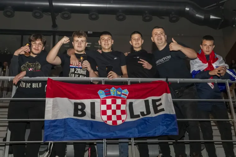 Legice i lege u ekstazi na Thompsonovom koncertu: Natpis na jednoj zastavi će vas nasmijati