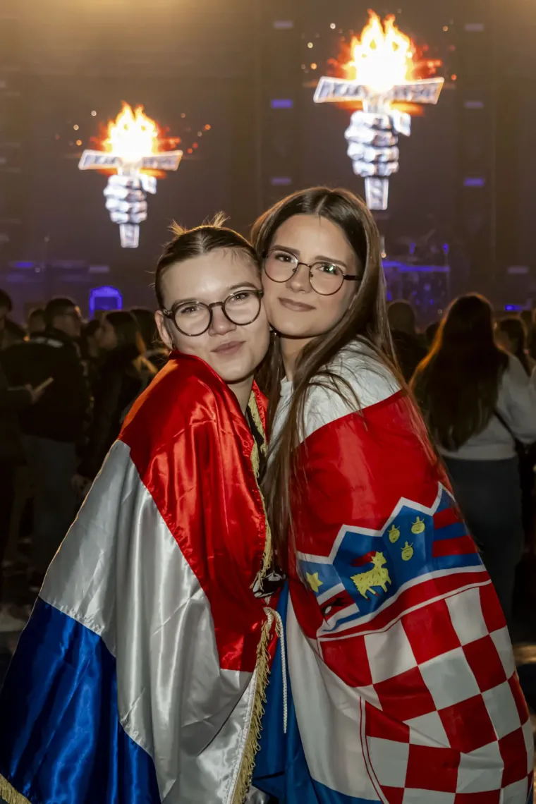 Legice i lege u ekstazi na Thompsonovom koncertu: Natpis na jednoj zastavi će vas nasmijati