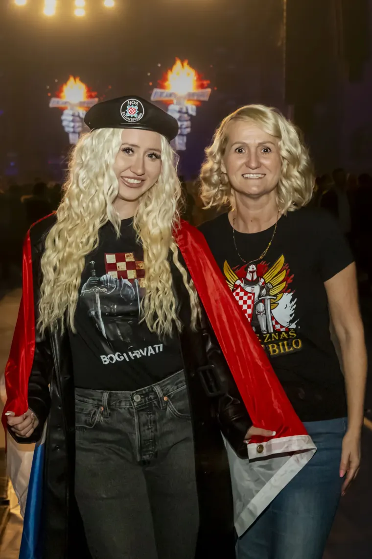 Legice i lege u ekstazi na Thompsonovom koncertu: Natpis na jednoj zastavi će vas nasmijati