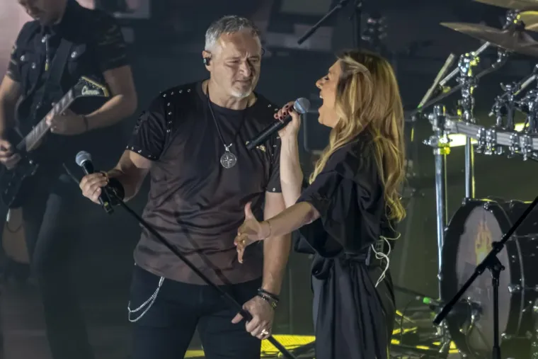 Legice i lege u ekstazi na Thompsonovom koncertu: Natpis na jednoj zastavi će vas nasmijati