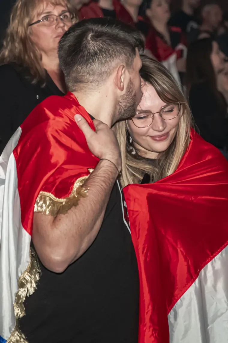 Legice i lege u ekstazi na Thompsonovom koncertu: Natpis na jednoj zastavi će vas nasmijati