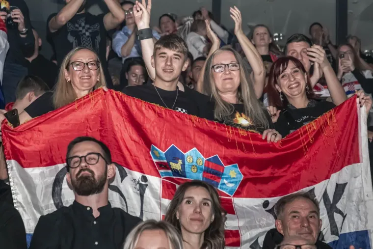 Legice i lege u ekstazi na Thompsonovom koncertu: Natpis na jednoj zastavi će vas nasmijati