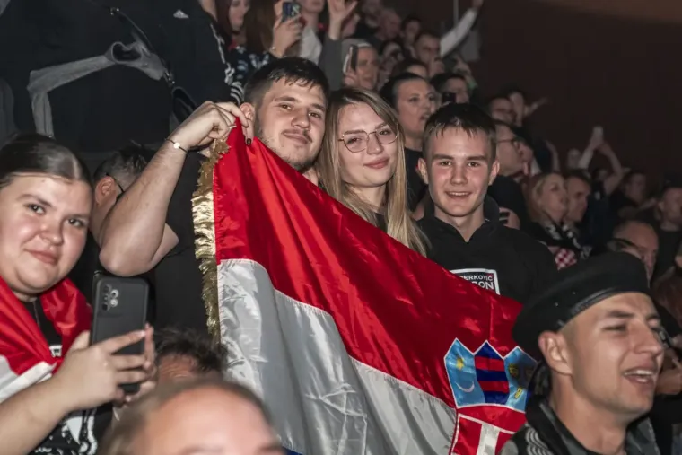 Legice i lege u ekstazi na Thompsonovom koncertu: Natpis na jednoj zastavi će vas nasmijati