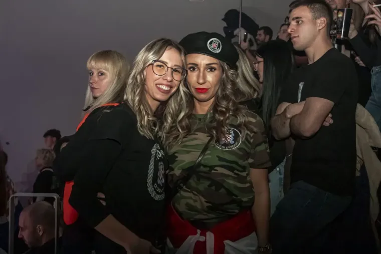 Legice i lege u ekstazi na Thompsonovom koncertu: Natpis na jednoj zastavi će vas nasmijati