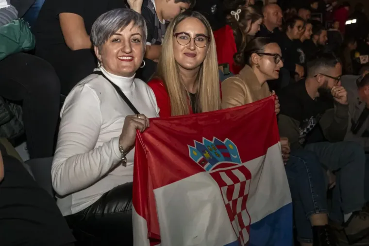 Legice i lege u ekstazi na Thompsonovom koncertu: Natpis na jednoj zastavi će vas nasmijati