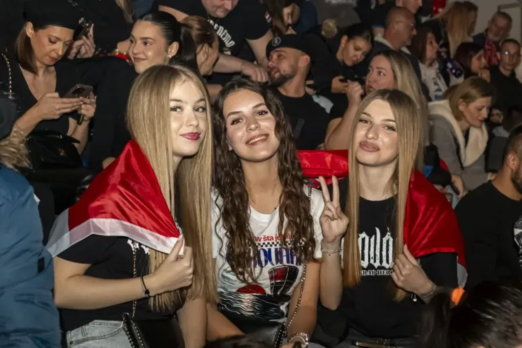 Legice i lege u ekstazi na Thompsonovom koncertu: Natpis na jednoj zastavi će vas nasmijati