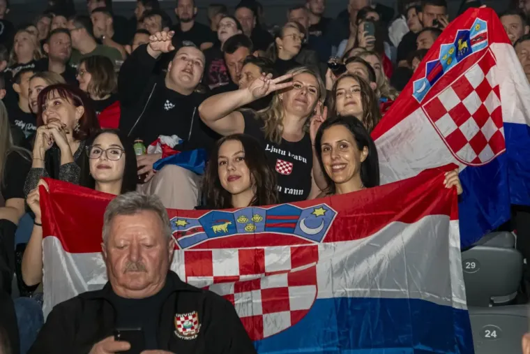 Legice i lege u ekstazi na Thompsonovom koncertu: Natpis na jednoj zastavi će vas nasmijati