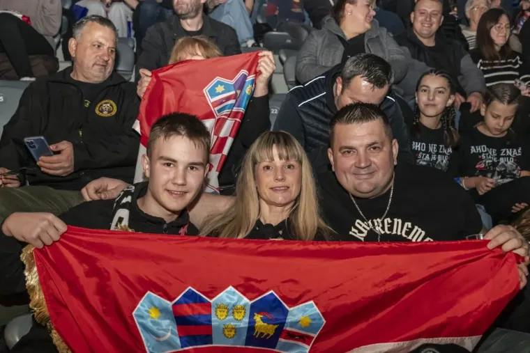 Legice i lege u ekstazi na Thompsonovom koncertu: Natpis na jednoj zastavi će vas nasmijati