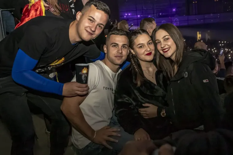 Legice i lege u ekstazi na Thompsonovom koncertu: Natpis na jednoj zastavi će vas nasmijati