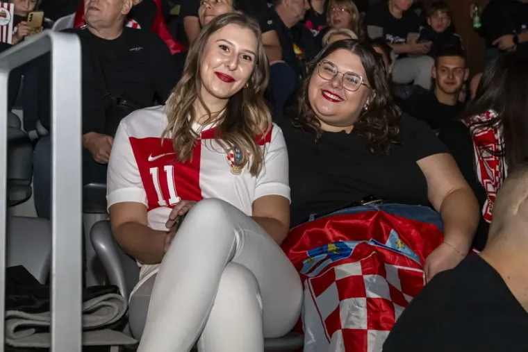 Legice i lege u ekstazi na Thompsonovom koncertu: Natpis na jednoj zastavi će vas nasmijati