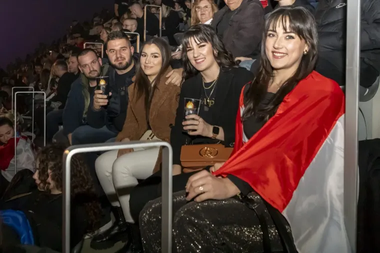 Legice i lege u ekstazi na Thompsonovom koncertu: Natpis na jednoj zastavi će vas nasmijati