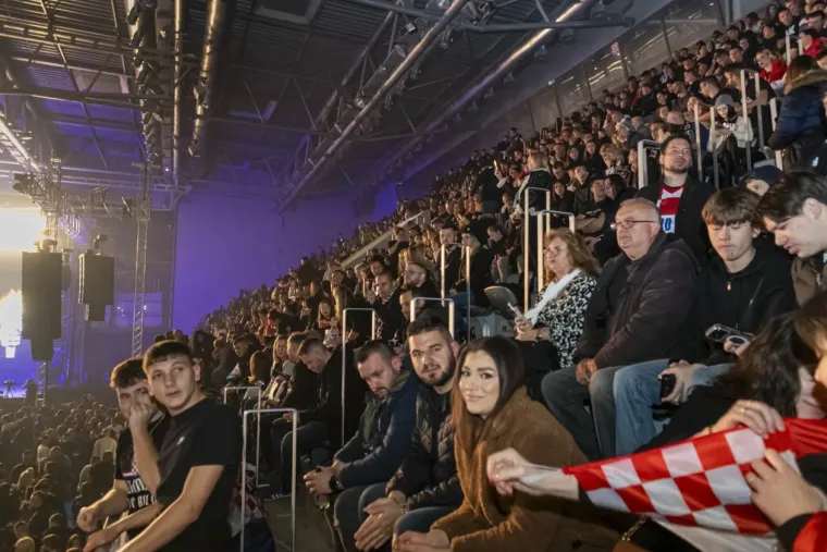 Legice i lege u ekstazi na Thompsonovom koncertu: Natpis na jednoj zastavi će vas nasmijati