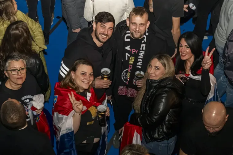 Legice i lege u ekstazi na Thompsonovom koncertu: Natpis na jednoj zastavi će vas nasmijati