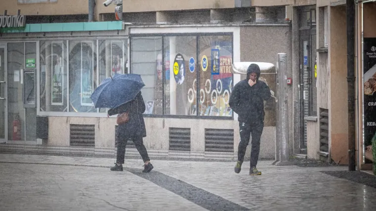 Samo su najhrabriji pro&scaron;etali Čakovcem: Skriveni pod kapuljačama i ki&scaron;obranima