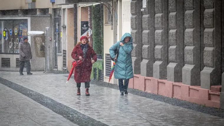 Samo su najhrabriji pro&scaron;etali Čakovcem: Skriveni pod kapuljačama i ki&scaron;obranima