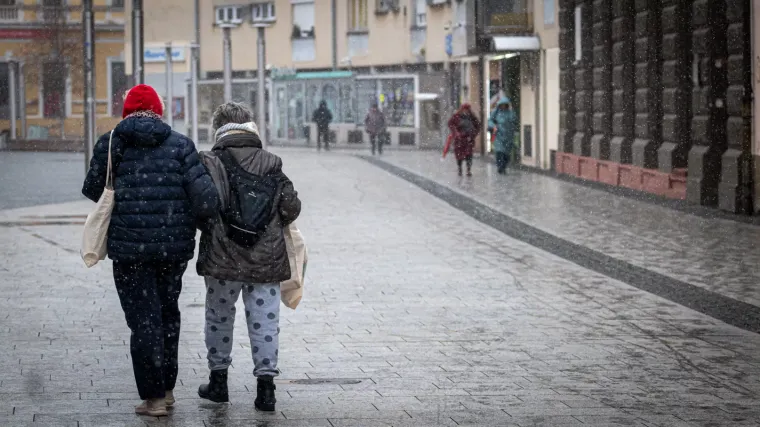 Samo su najhrabriji pro&scaron;etali Čakovcem: Skriveni pod kapuljačama i ki&scaron;obranima