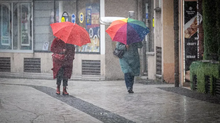 Samo su najhrabriji pro&scaron;etali Čakovcem: Skriveni pod kapuljačama i ki&scaron;obranima