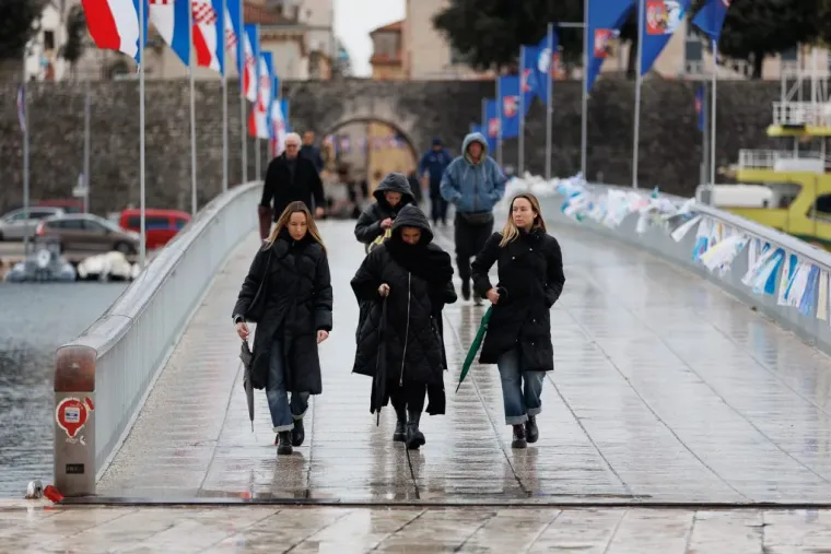 Nema tko se nije okrenuo: Kad vidite &scaron;to je odjenula ova Zadranka, bit će vam jasno i za&scaron;to