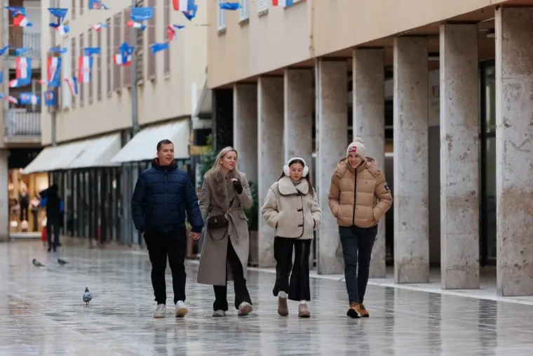 Nema tko se nije okrenuo: Kad vidite &scaron;to je odjenula ova Zadranka, bit će vam jasno i za&scaron;to