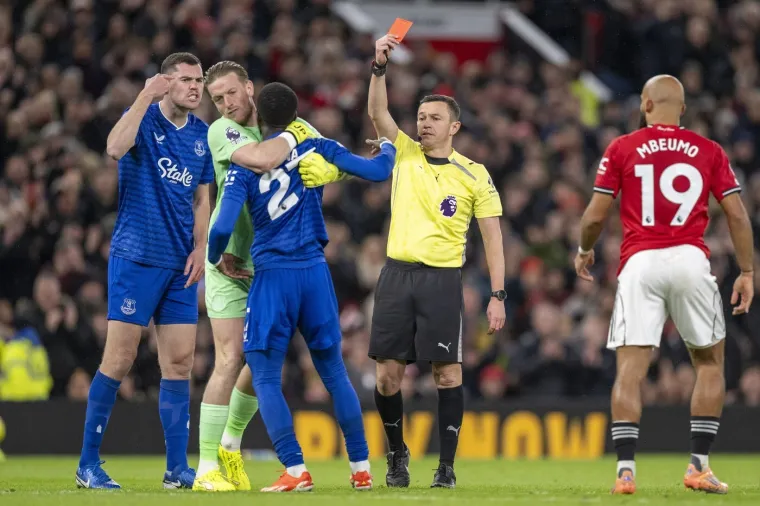 Neviđena situacija u Premier ligi: Ošamario suigrača, pa počeo divljati na ostale