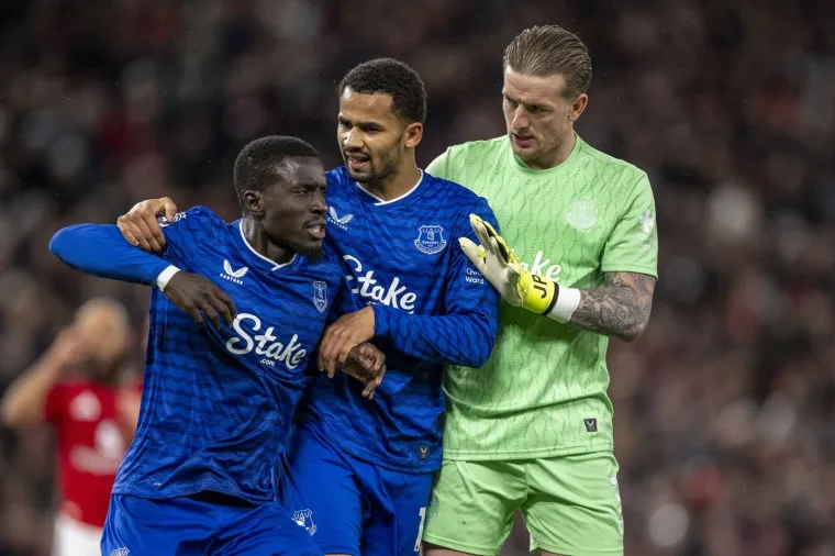 Neviđena situacija u Premier ligi: Ošamario suigrača, pa počeo divljati na ostale