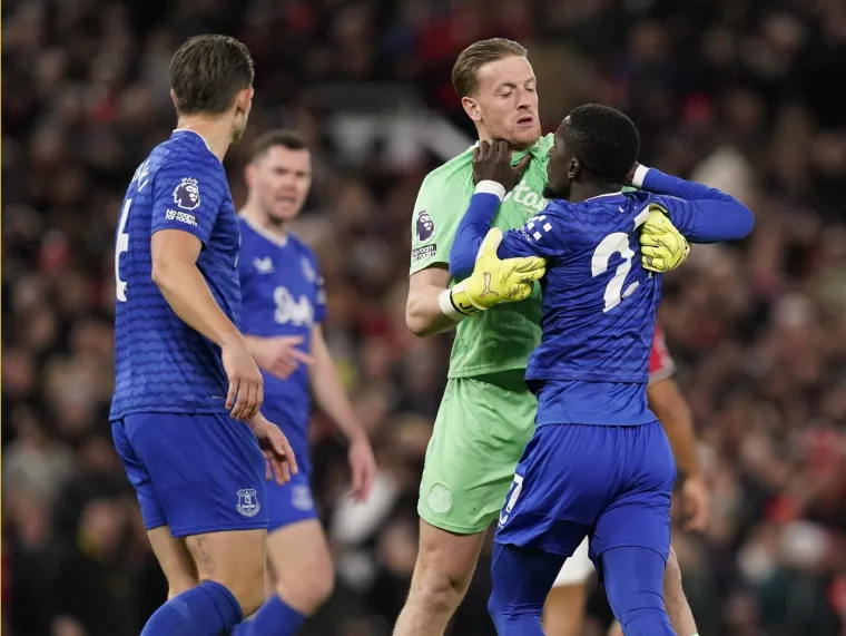 Neviđena situacija u Premier ligi: O&scaron;amario suigrača, pa počeo divljati na ostale