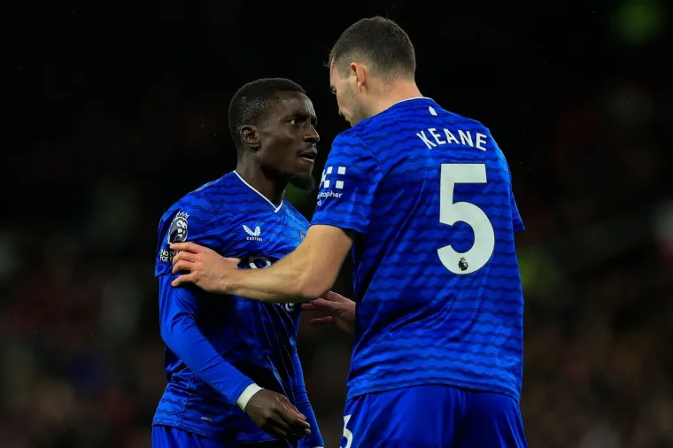 Neviđena situacija u Premier ligi: Ošamario suigrača, pa počeo divljati na ostale